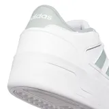 Championes Adidas modelo Break Start Bold, de diseño urbano inspirado en el básquet. Presentan una silueta de caña baja en color blanco con las icónicas tres tiras laterales y detalle en el talón en tono gris claro. Cuentan con suela de plataforma y perforaciones en la puntera para mayor ventilación.