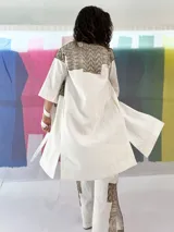 Blazer/Vestido Ligamento blanco de lino y algodón con estampado exclusivo en cobre laminado. Tiene solapa smoking y se cruza con lazos en la cintura.
