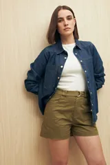 Short color marrón con cinturón, de corte recto y bolsillos delanteros y traseros.