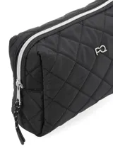 Neceser color beige con diseño acolchado en forma de rombos, cierre de nylon, manija de mano en cinta textil y logo metálico de la marca.