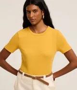 Blusa básica ajustada en rib de algodón, de manga corta y cuello redondo, color mostaza.