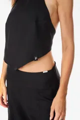 Top halter de tencel color beige con silueta asimétrica y diseño minimalista.