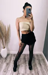 Top bandeau negro con lurex plateado.