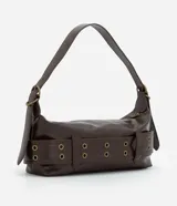 Cartera tipo baguette mediana en PU color marrón, con diseño alargado y asa corta para el hombro. Presenta un detalle frontal de cinturón con hebilla metálica y ojalillos.