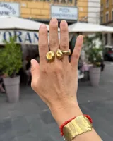 Anillo de diseño orgánico y macizo con forma irregular, elaborado artesanalmente en metal.
