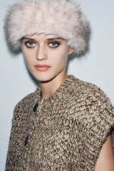 Gorro tipo beanie de punto con detalle de vuelta en el borde con aplicación de pelo sintético a tono.