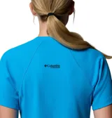 Remera deportiva de manga corta color azul con tecnología de absorción de humedad y protección solar, con detalle de diseño geométrico en el interior.