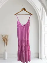 Vestido corto con breteles finos y escote en V, con detalles de encaje en el busto.