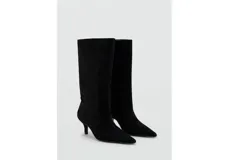 Botas de caña media en color negro, confeccionadas en piel bovina, con punta fina y taco aguja bajo.