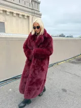 Tapado largo de piel sintética color borgoña, con cuello solapa y bolsillos laterales.