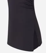 Blusa ajustada de malla rib color rojo, con cuello alto y mangas largas. Presenta fruncido en los laterales.