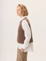 Chaleco de punto con textura jaspeada, cuello redondo y corte recto, diseñado para superponer sobre otras prendas.