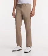 Pantalón de corte slim confeccionado en tejido de sarga de algodón con un toque de elastano. Presenta cierre de botón y cremallera, trabillas en la cintura y bolsillos laterales y traseros.