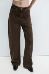 Jeans de tiro alto y estilo extra wide leg, con diseño de cinco bolsillos y lavado desgastado. Cuenta con cierre frontal con cremallera y botón metálico.