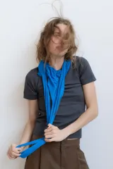 Camiseta de cuello redondo y manga corta, con corte regular fit.