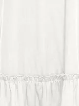 Vestido corto blanco con escote en V, tirantes finos ajustables y volados en el ruedo.