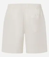 Bermuda de sarga lavada color gris claro, de corte recto, con bolsillos laterales y presillas en la cintura.