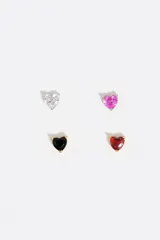 Set de cuatro pendientes tipo broquel con forma de corazón facetado, en colores transparente, rosa, negro y rojo.