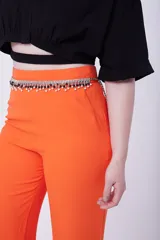 Cinto plateado tipo cadena con strass, cuentas negras y colgantes de perlas.