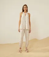 Mono largo de viscolino con estampado de tucanes, cuello halter con abertura en V, corte holgado y puños elásticos.