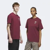 Remera color bordó de corte clásico, cuello redondo y logo Adidas Triple Trifolio estampado en el pecho.