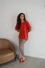 Pollera larga de viscosa con estampado animal print de leopardo, talle alto y abertura lateral.