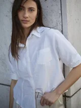 Camisa blanca de manga 3/4 confeccionada en shantung de seda natural.