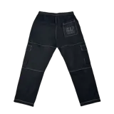 Pantalón cargo negro con costuras a la vista en color blanco y bordado con la palabra "Septum" en el bolsillo trasero.