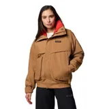 Campera técnica Columbia de estilo retro, color camel con forro interior en color rojo. Presenta cierre frontal con solapa, bolsillos frontales amplios, puños ajustables con velcro y cuello alto. Es una prenda versátil con sistema de intercambio que permite usar el forro por separado.