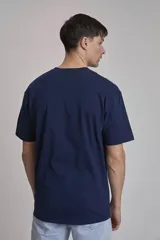 Remera verde oscuro de corte holgado y mangas cortas.