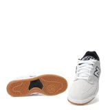 Championes urbanos New Balance modelo 480, color blanco con detalles en negro y suela de goma color caramelo. Presentan el logo característico de la marca en los laterales y cierre con cordones.