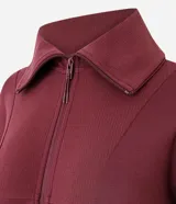 Campera deportiva de modal color bordó, con cierre frontal, cuello alto y puños acanalados. Presenta un diseño entallado con recortes que brindan un ajuste cómodo y moderno.