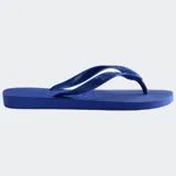 Ojotas Havaianas modelo Top, de diseño clásico y minimalista, confeccionadas en goma de alta calidad con textura antideslizante en la suela y tiras anchas con el logo de la marca en relieve.