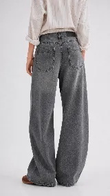 Pantalón de jean color naranja con tiro medio, diseño de pierna ancha y cinco bolsillos. Presenta costuras con pespuntes a contratono.