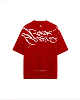 Remera roja de corte holgado con estampado de grafiti blanco en la espalda.