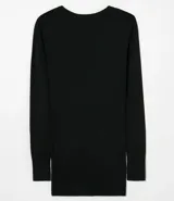 Blusa de punto de corte alargado, color negro, con escote redondo, manga larga y detalle de botones decorativos en los puños.