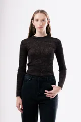 Top de tejido de punto con textura acanalada y acabado brillante, de corte ajustado, cuello redondo y manga larga.