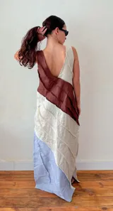 Vestido largo de lino con diseño de paneles en bloques de color beige, marrón y celeste. Presenta escote en V, costuras vistas decorativas y tajos laterales.