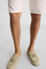 Mocasín casual azul marino de piel serraje con detalle de borlas en el empeine y suela recubierta de yute.