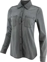 Camisa de manga larga color gris, de denim con dos bolsillos frontales con solapa y charreteras en los hombros.