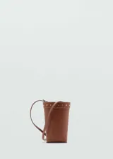 Funda para celular tipo bandolera de color marrón, confeccionada en efecto piel con detalle de tachuelas metálicas doradas en la parte superior y asa larga ajustable.