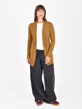 Saco abierto color verde militar, de manga larga y corte holgado.