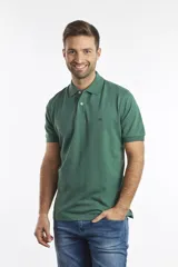 Remera polo de piqué color verde, con cuello y puños acanalados, cierre frontal de dos botones y logo bordado en el pecho.
