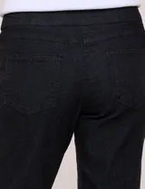 Jegging de algodón elastizado marca Ruby Rd., color negro, de tiro alto con pretina ancha elastizada que brinda soporte abdominal. Presenta silueta ajustada que sigue la línea natural de la pierna, diseño frontal limpio con bolsillos simulados y remaches metálicos, y bolsillos traseros funcionales.