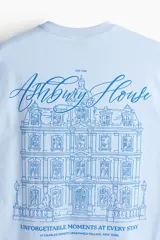 Remera celeste de corte holgado, con cuello redondo y diseño estampado en el pecho.