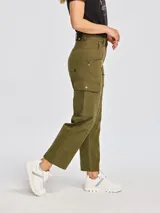 Pantalón cargo de corte recto y tiro alto en color verde militar, con bolsillos laterales tipo cargo en los muslos, bolsillos frontales profundos y cierre de cremallera con botón.