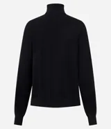 Suéter de punto color crema con cuello alto y mangas largas. Presenta un diseño ajustado al cuerpo con puños acanalados.
