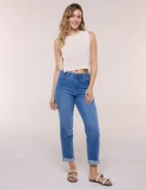 Pantalón jean tiro alto de corte recto y levemente entallado hacia los tobillos, con cinco bolsillos y dobladillo opcional en el ruedo.