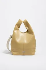 Bolso de mano Bimba y Lola modelo Paper mediano, confeccionado en piel bovina color tostado, con doble asa corta y correa de hombro ajustable y extraíble. Incluye logotipo metálico plateado en el frente.
