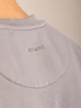 Sweater azul de cuello redondo y manga larga.